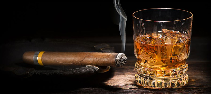 Jarvis Cigar Club, pareando um Cohiba e um sigle malt
